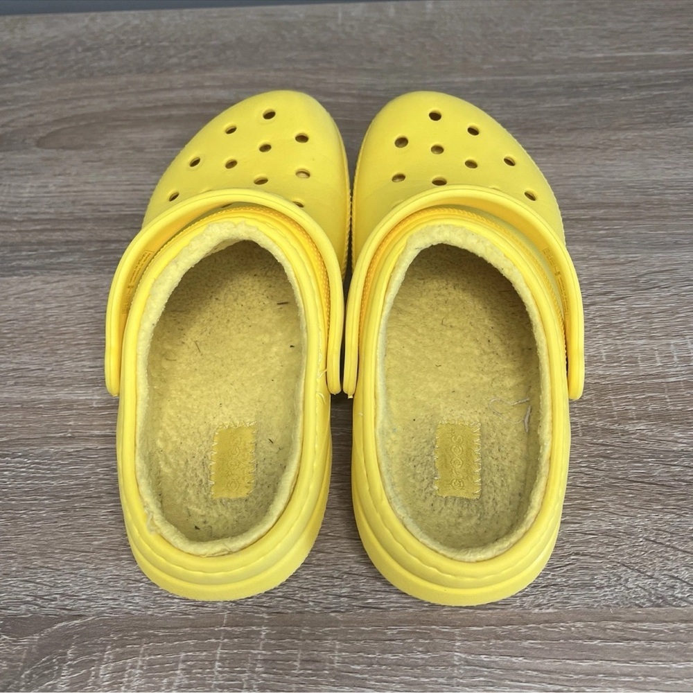 Crocs Youth J2 Fleece-Lined Classic Clogs Yellow | Kids Slip-On Shoes - Picture 5 of 7